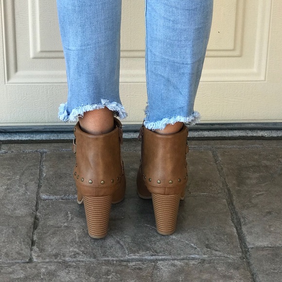 Eye Catching Cuffed Studs Block Heel Ankle Boots - Picture 2 of 4